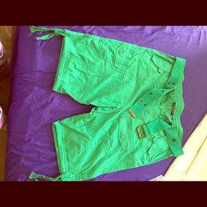 Green shorts a size 2x. These shorts are nice